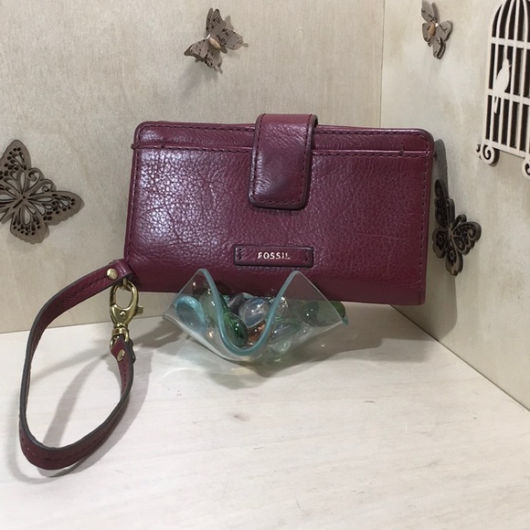 Fossil Handbags - 💥Fossil Leather Cell Phone Clutch